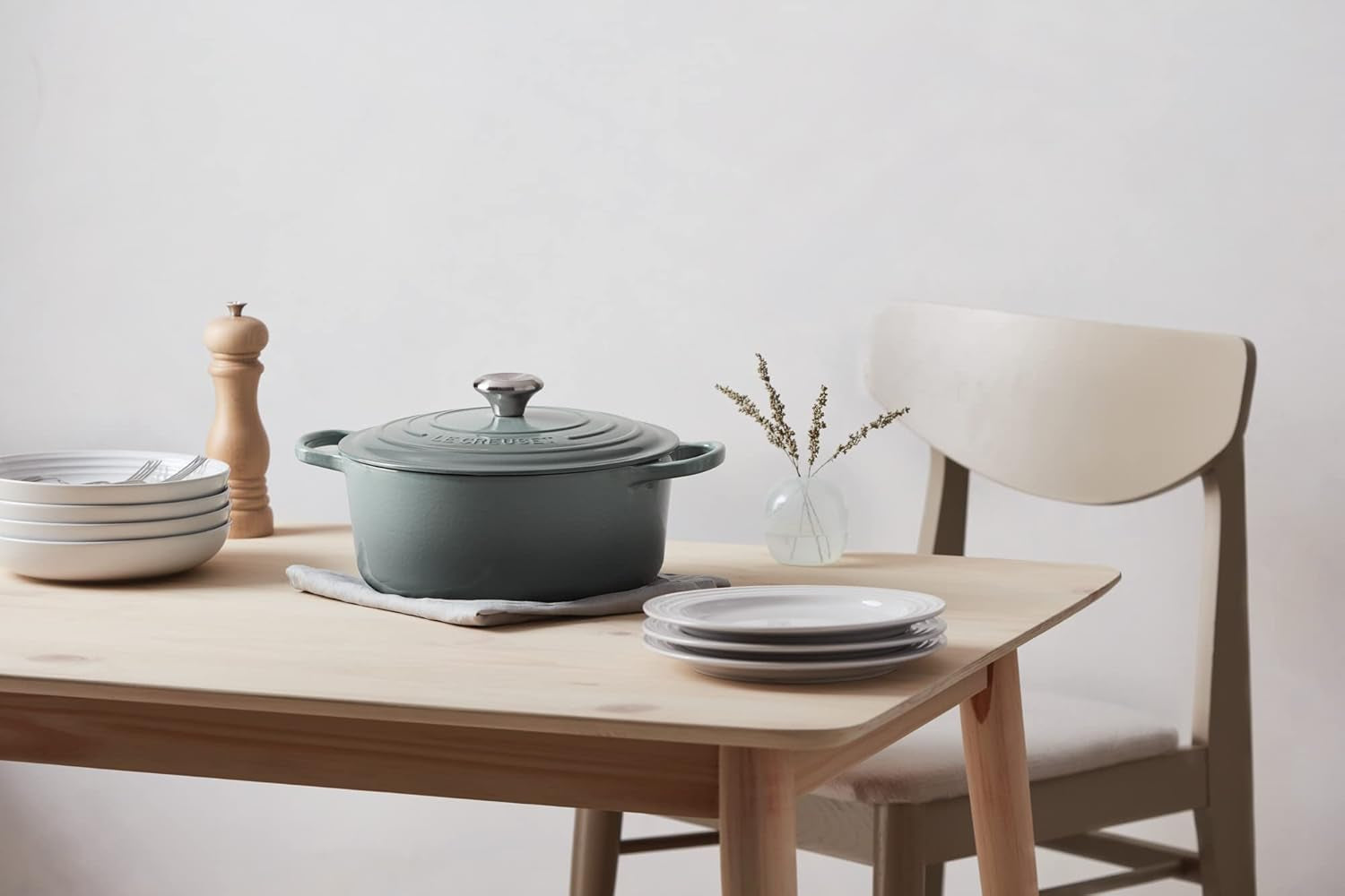 Enameled Cast Iron Signature round Dutch Oven with Lid, 7.25 Quart, Sea Salt
